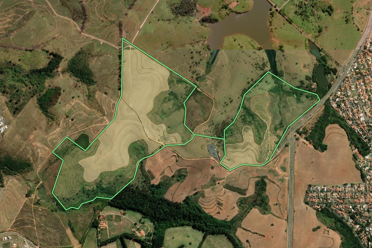Imagem de satélite do imóvel rural em Campinas (SP), com o contorno declarado no CAR desenhado por cima.