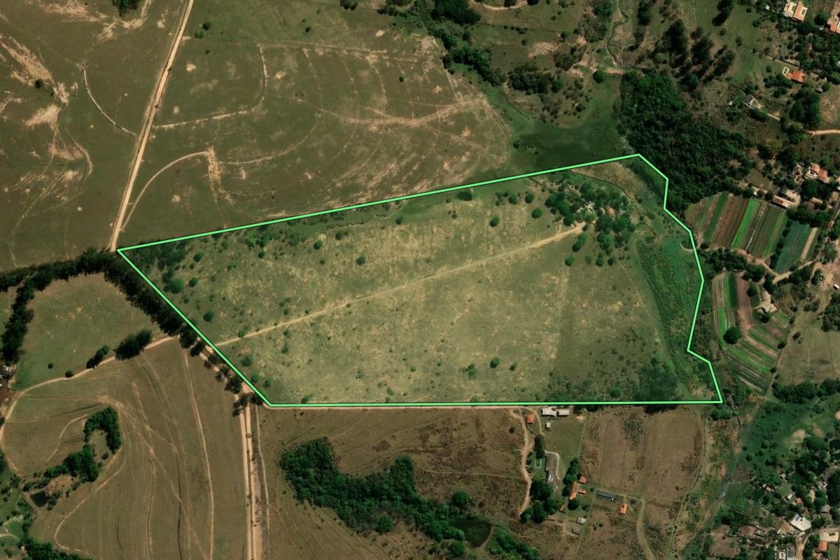 Imagem de satélite do imóvel rural em Campinas (SP), com o contorno declarado no CAR desenhado por cima.
