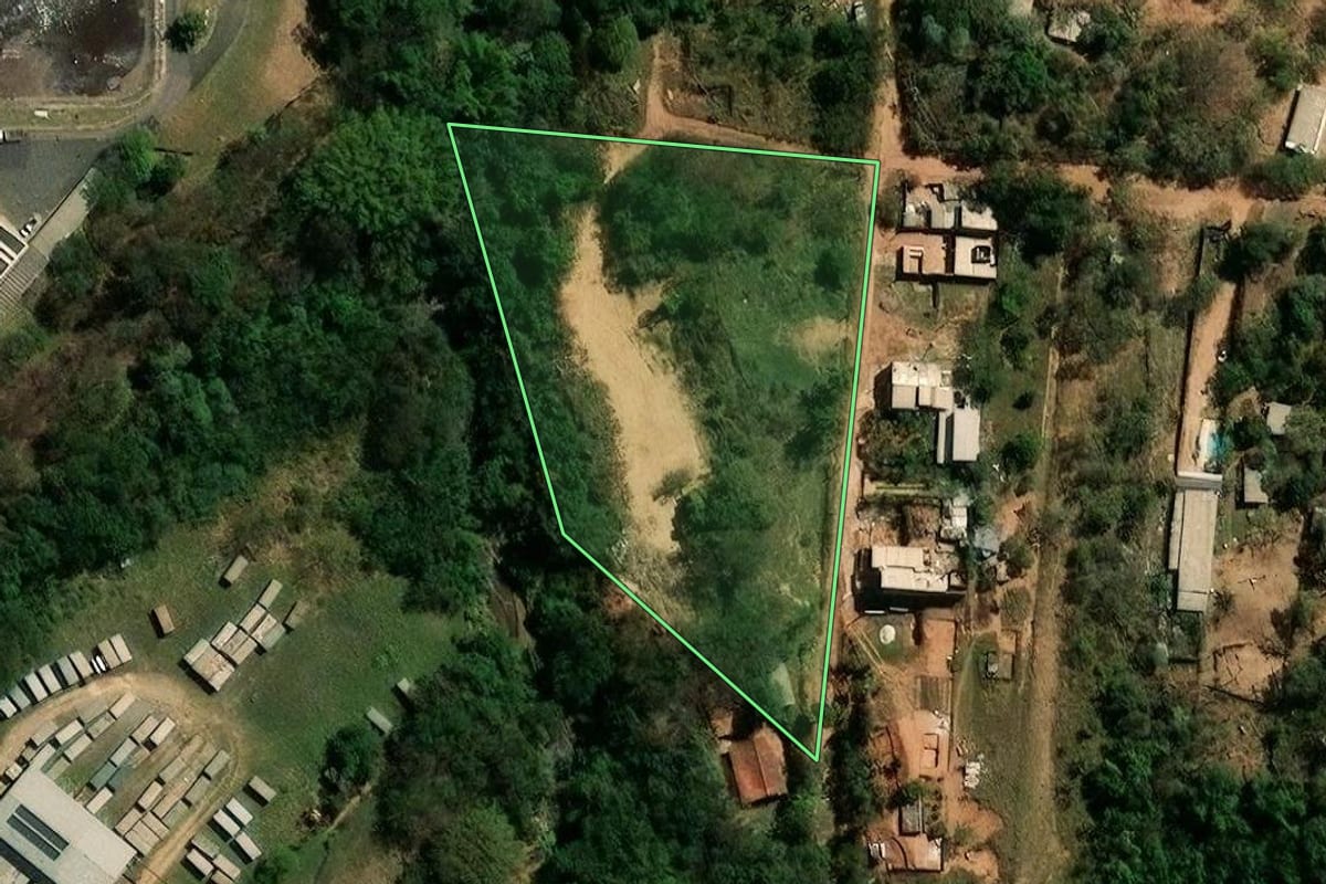 Imagem de satélite do imóvel rural em Campinas (SP), com o contorno declarado no CAR desenhado por cima.