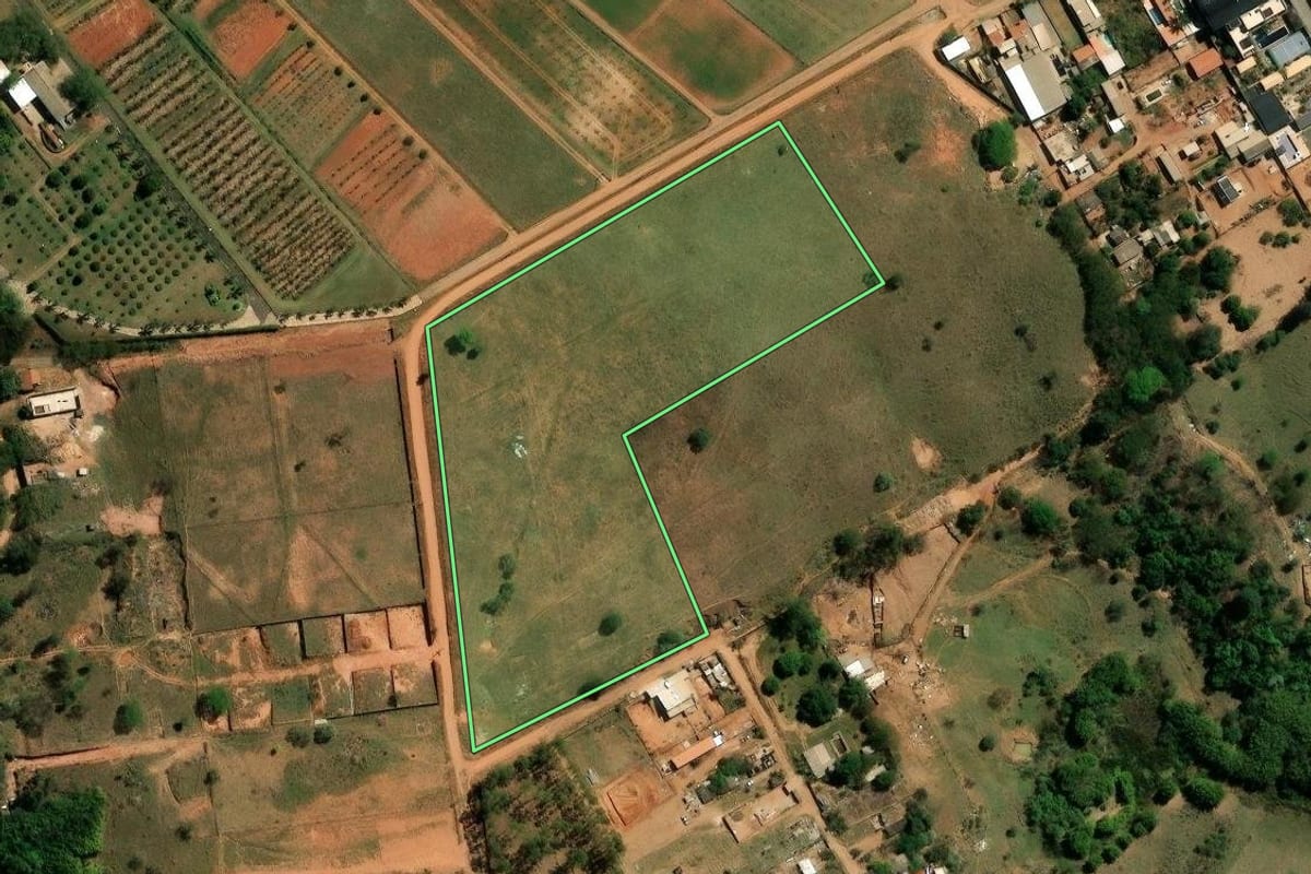 Imagem de satélite do imóvel rural em Campinas (SP), com o contorno declarado no CAR desenhado por cima.
