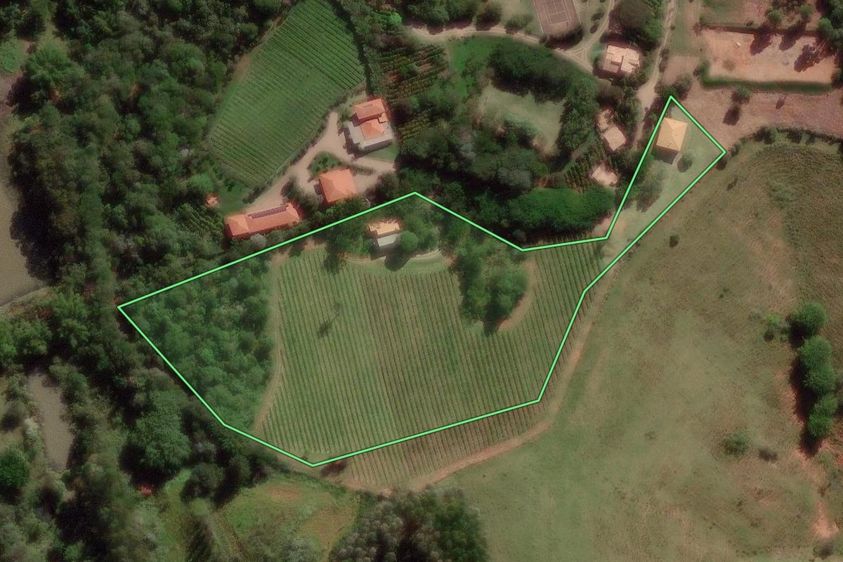 Imagem de satélite do imóvel rural em Campinas (SP), com o contorno declarado no CAR desenhado por cima.