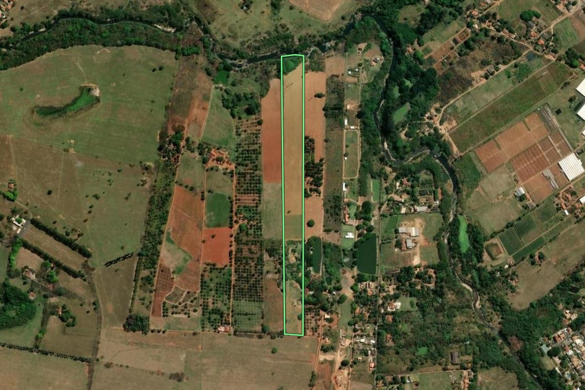 Imagem de satélite do imóvel rural em Campinas (SP), com o contorno declarado no CAR desenhado por cima.