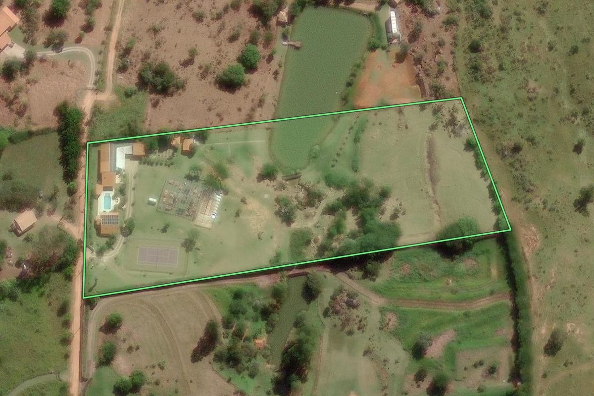 Imagem de satélite do imóvel rural em Campinas (SP), com o contorno declarado no CAR desenhado por cima.
