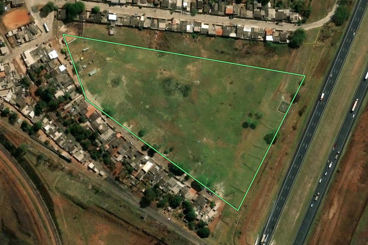Imagem de satélite do imóvel rural em Campinas (SP), com o contorno declarado no CAR desenhado por cima.