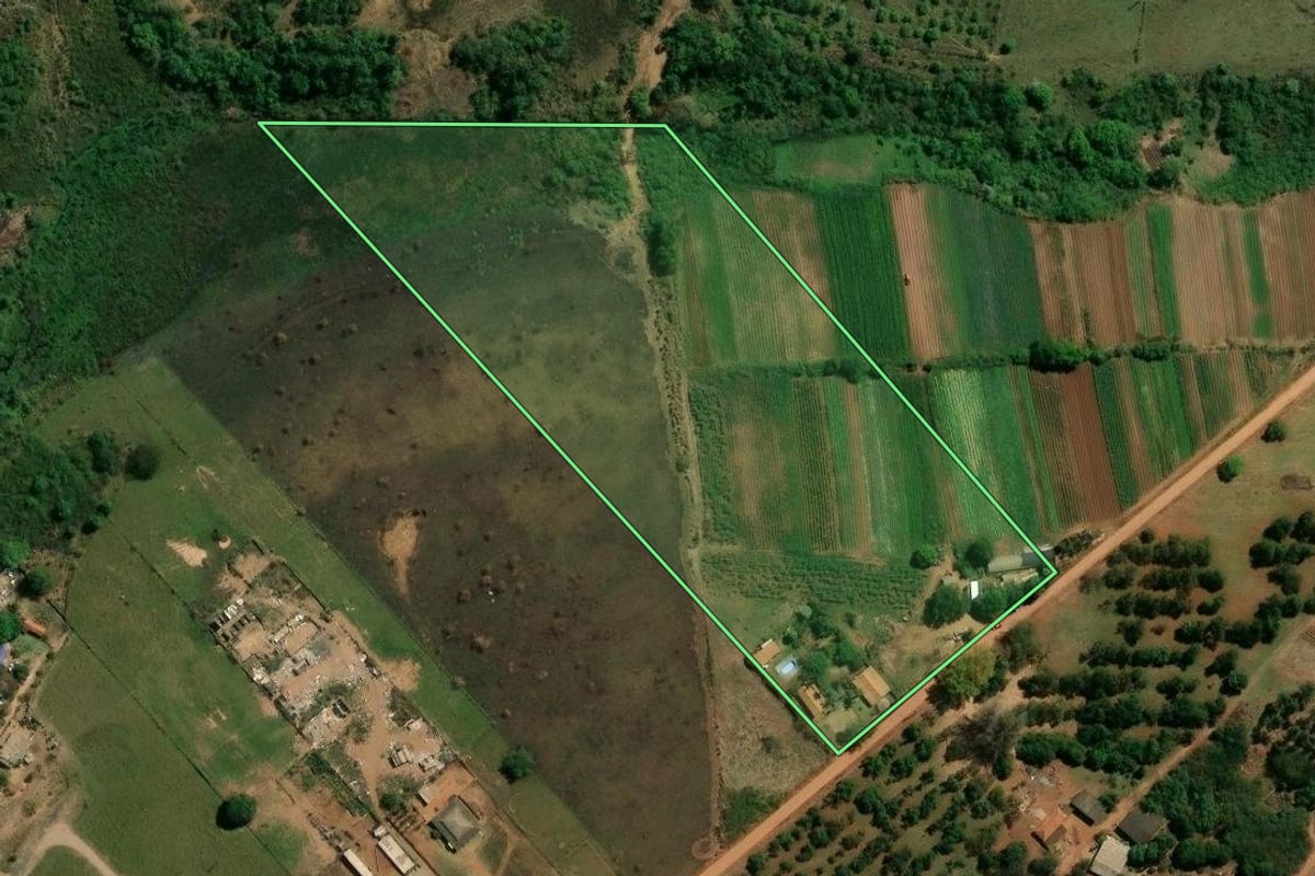 Imagem de satélite do imóvel rural em Campinas (SP), com o contorno declarado no CAR desenhado por cima.