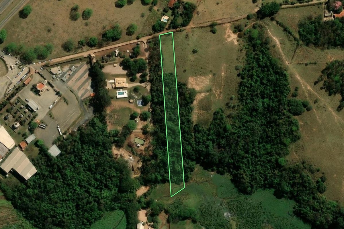 Imagem de satélite do imóvel rural em Campinas (SP), com o contorno declarado no CAR desenhado por cima.