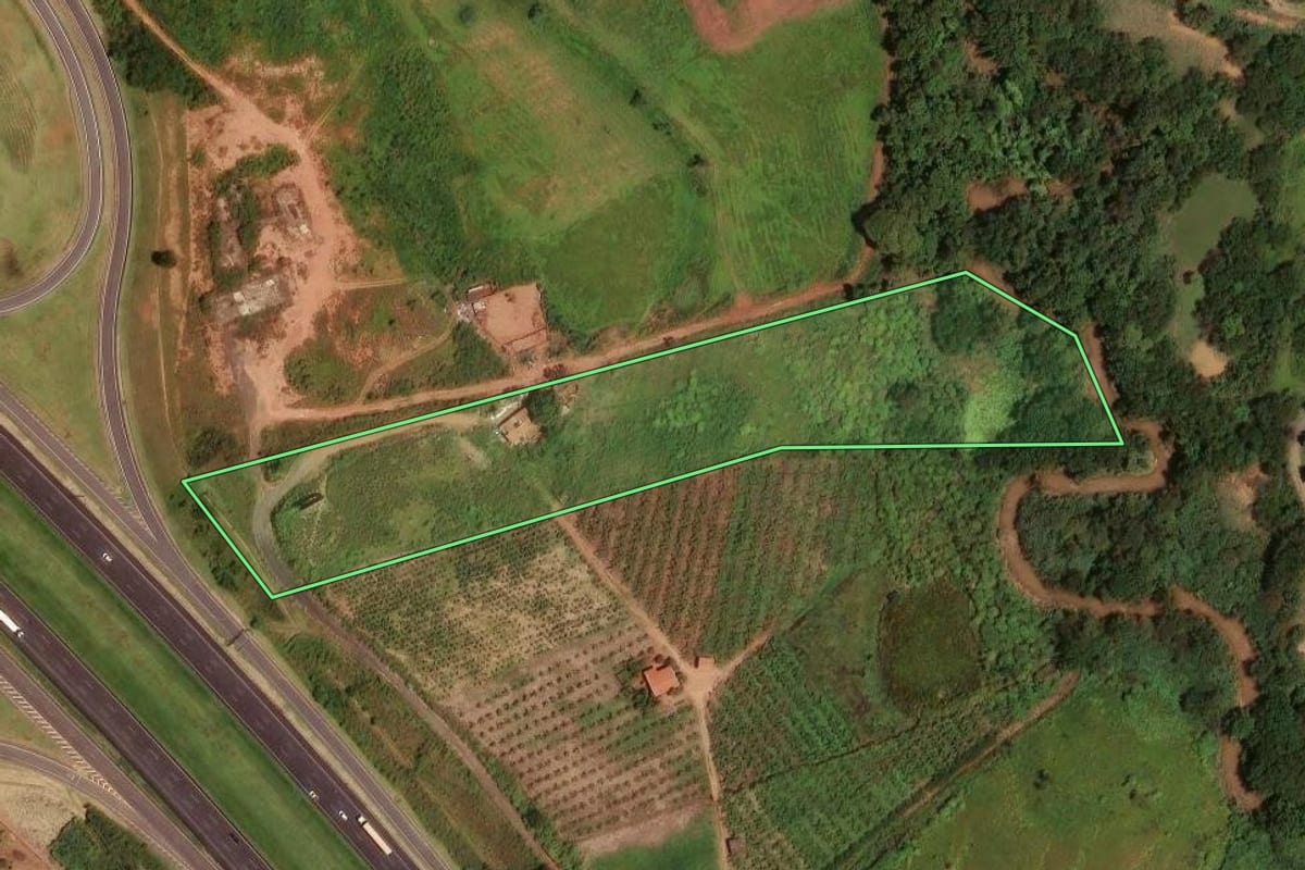 Imagem de satélite do imóvel rural em Campinas (SP), com o contorno declarado no CAR desenhado por cima.