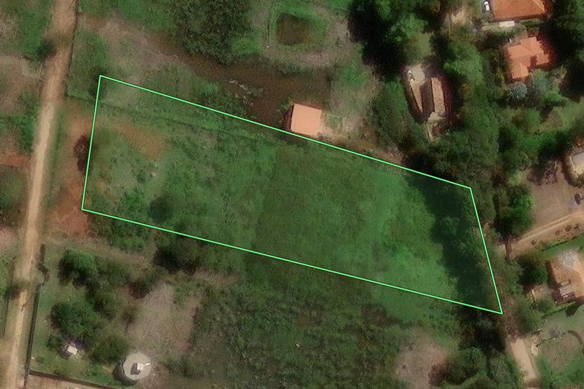 Imagem de satélite do imóvel rural em Campinas (SP), com o contorno declarado no CAR desenhado por cima.