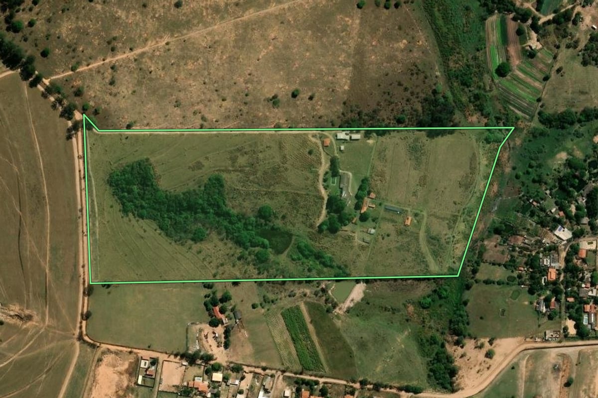 Imagem de satélite do imóvel rural em Monte Mor (SP), com o contorno declarado no CAR desenhado por cima.