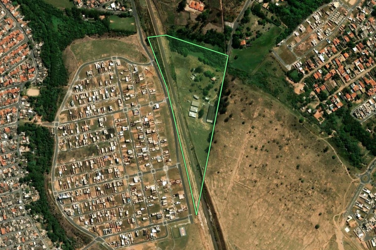 Imagem de satélite do imóvel rural em Campinas (SP), com o contorno declarado no CAR desenhado por cima.