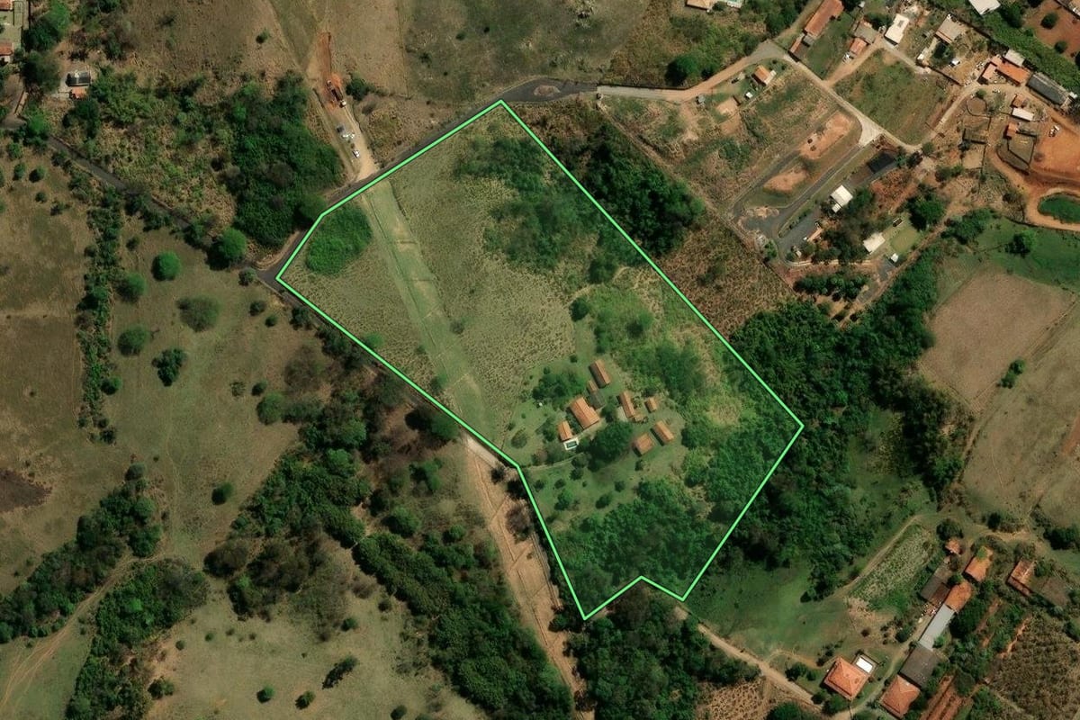Imagem de satélite do imóvel rural em Campinas (SP), com o contorno declarado no CAR desenhado por cima.