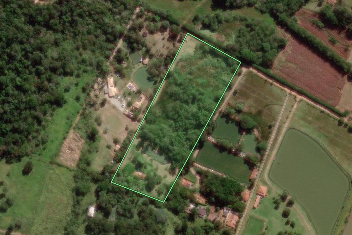 Imagem de satélite do imóvel rural em Campinas (SP), com o contorno declarado no CAR desenhado por cima.