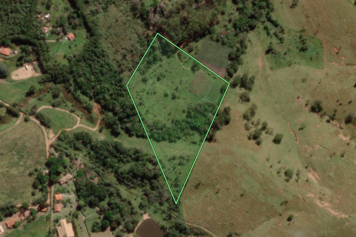 Imagem de satélite do imóvel rural em Campinas (SP), com o contorno declarado no CAR desenhado por cima.