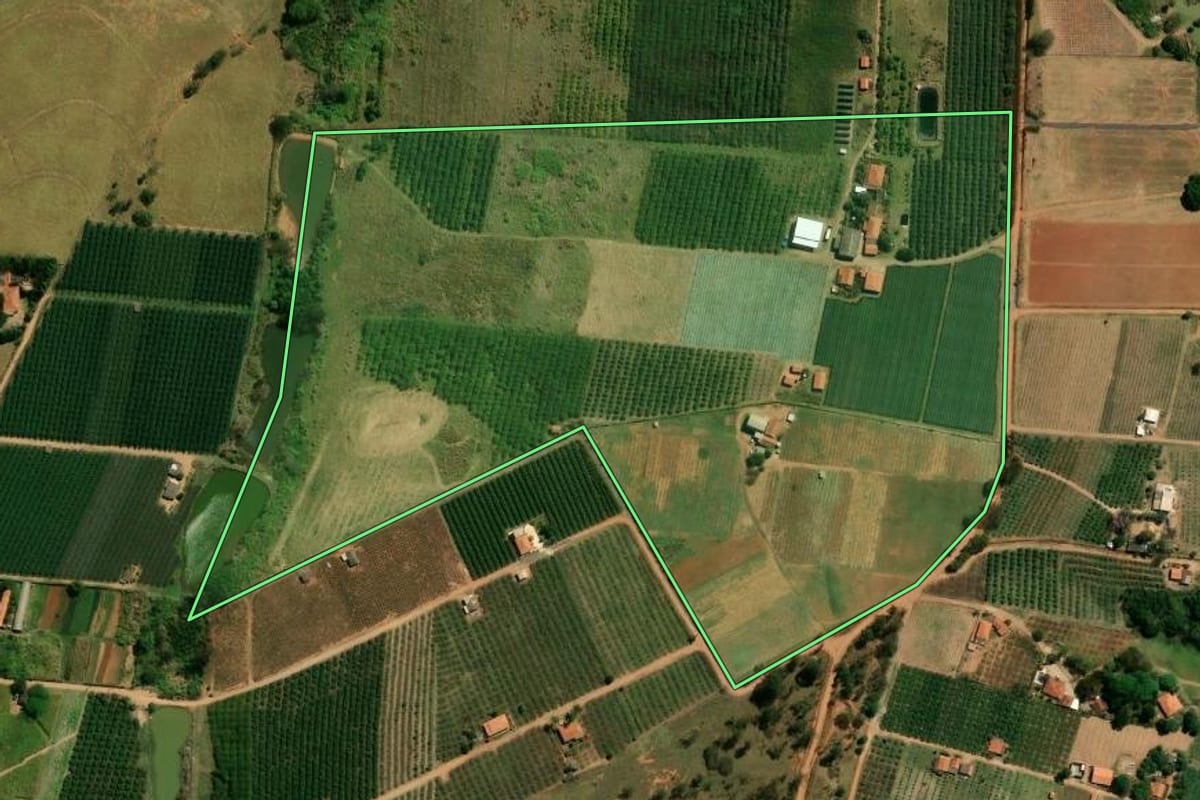 Imagem de satélite do imóvel rural em Campinas (SP), com o contorno declarado no CAR desenhado por cima.