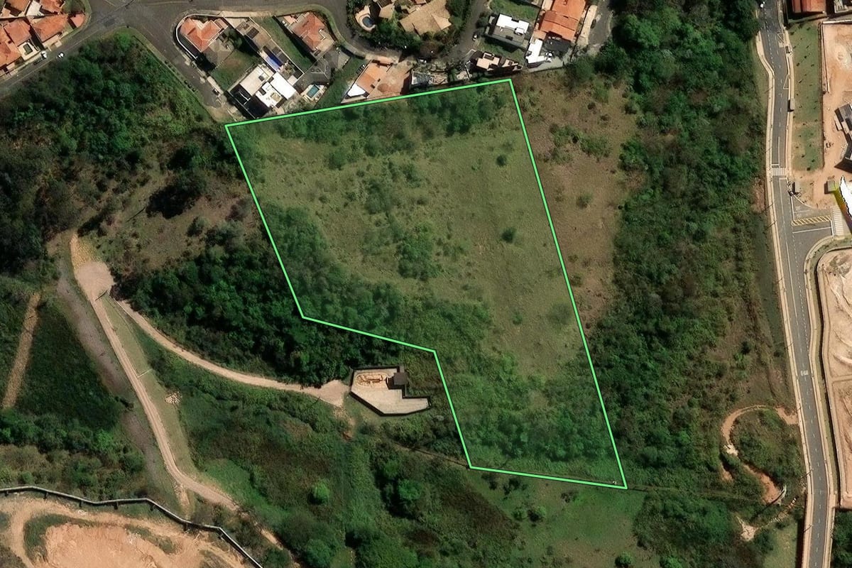 Imagem de satélite do imóvel rural em Campinas (SP), com o contorno declarado no CAR desenhado por cima.