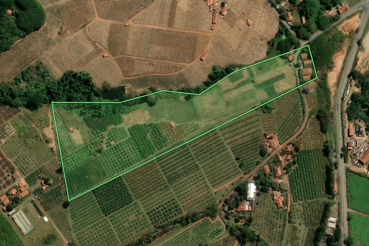 Imagem de satélite do imóvel rural em Campinas (SP), com o contorno declarado no CAR desenhado por cima.