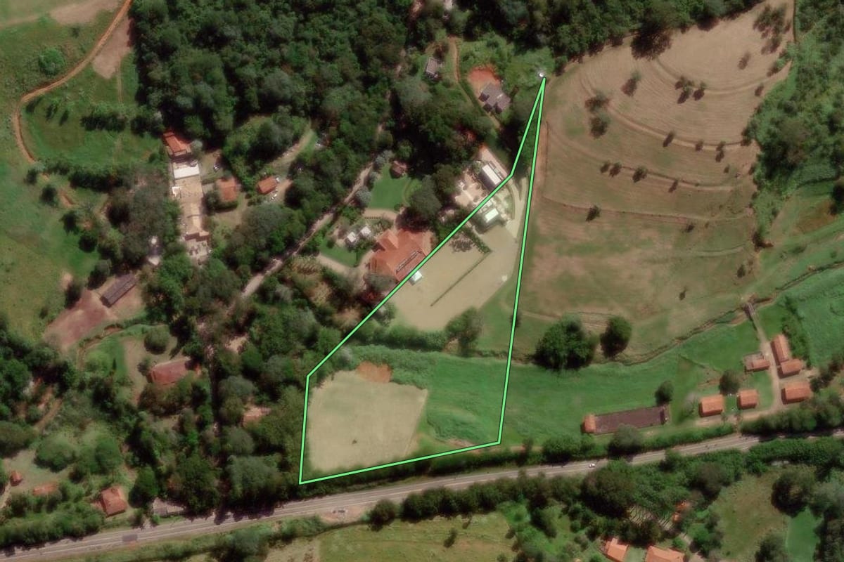 Imagem de satélite do imóvel rural em Campinas (SP), com o contorno declarado no CAR desenhado por cima.