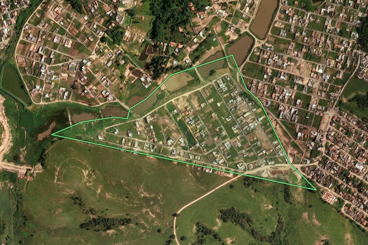 Imagem de satélite do imóvel rural em Campinas (SP), com o contorno declarado no CAR desenhado por cima.