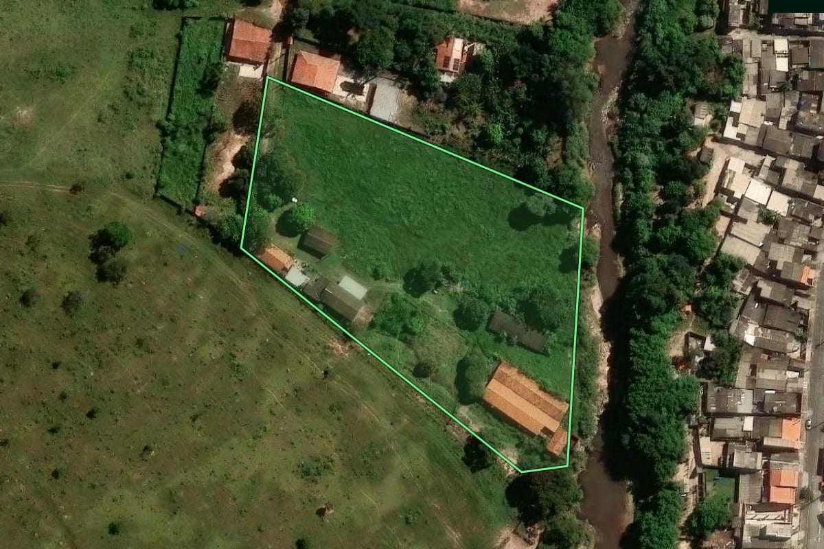 Imagem de satélite do imóvel rural em Campinas (SP), com o contorno declarado no CAR desenhado por cima.