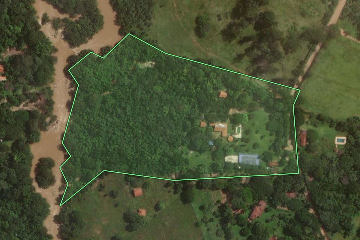 Imagem de satélite do imóvel rural em Campinas (SP), com o contorno declarado no CAR desenhado por cima.