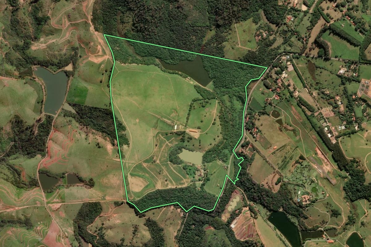 Imagem de satélite do imóvel rural em Campinas (SP), com o contorno declarado no CAR desenhado por cima.