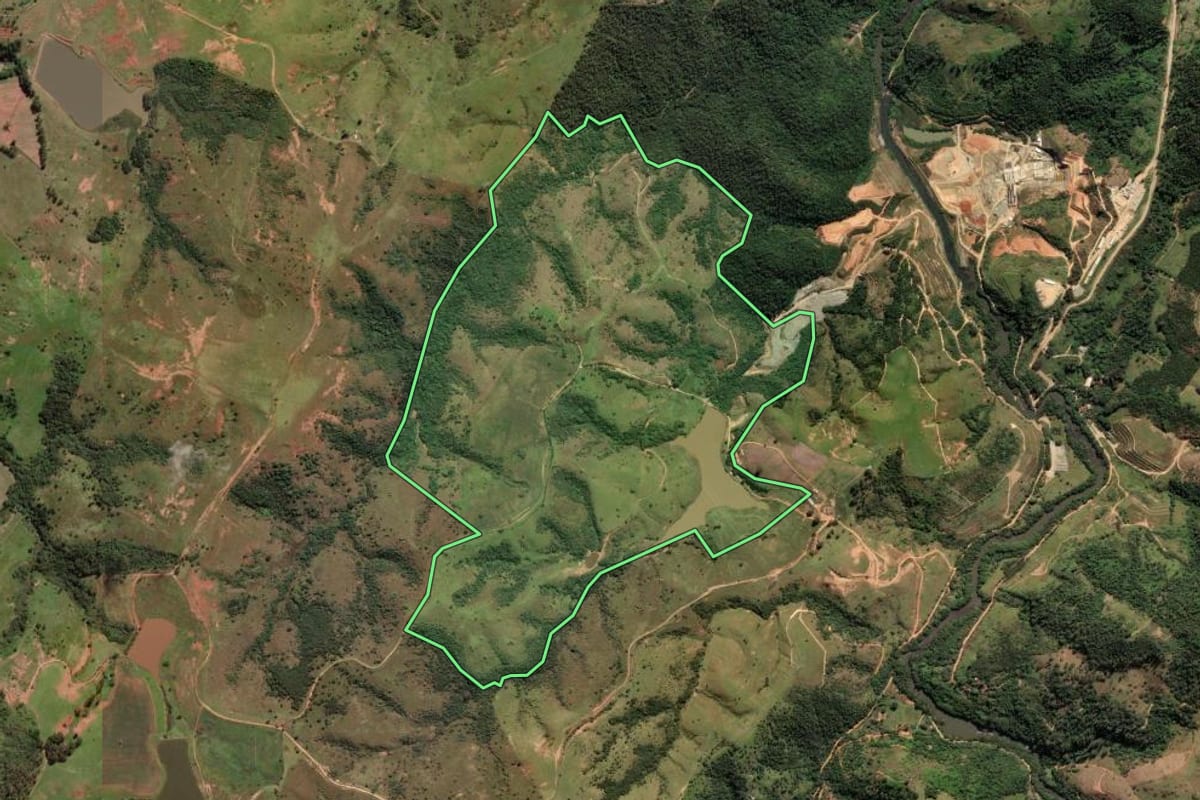 Imagem de satélite do imóvel rural em Campinas (SP), com o contorno declarado no CAR desenhado por cima.