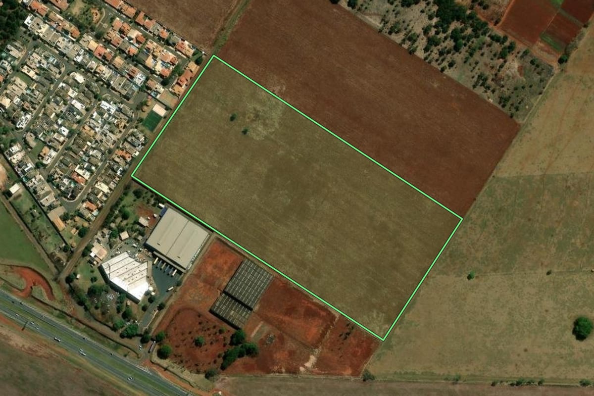 Imagem de satélite do imóvel rural em Campinas (SP), com o contorno declarado no CAR desenhado por cima.