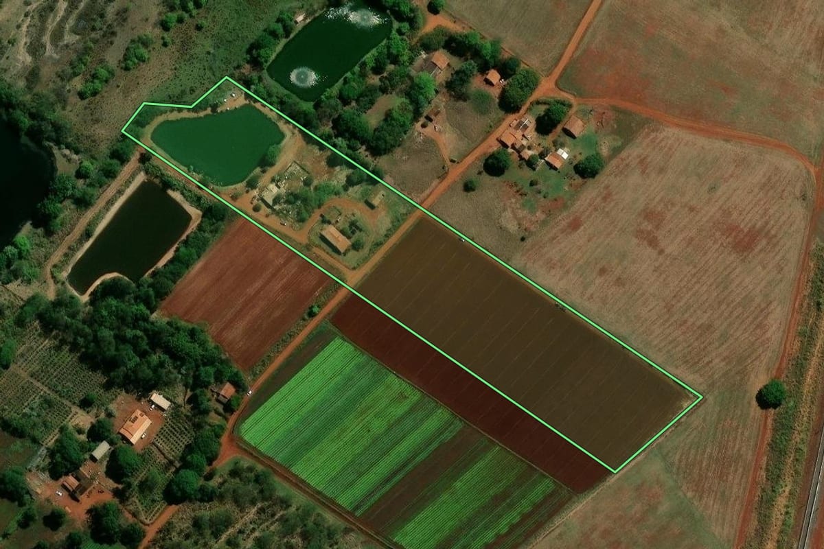 Imagem de satélite do imóvel rural em Campinas (SP), com o contorno declarado no CAR desenhado por cima.