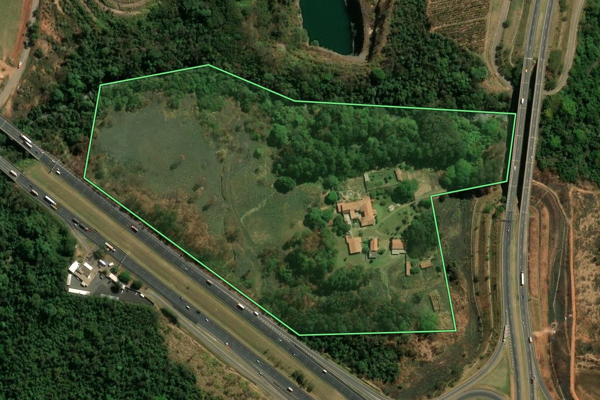 Imagem de satélite do imóvel rural em Campinas (SP), com o contorno declarado no CAR desenhado por cima.