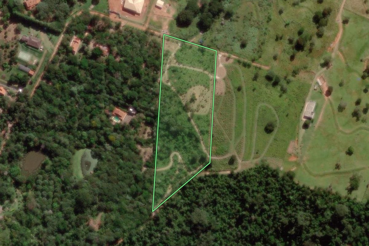 Imagem de satélite do imóvel rural em Campinas (SP), com o contorno declarado no CAR desenhado por cima.