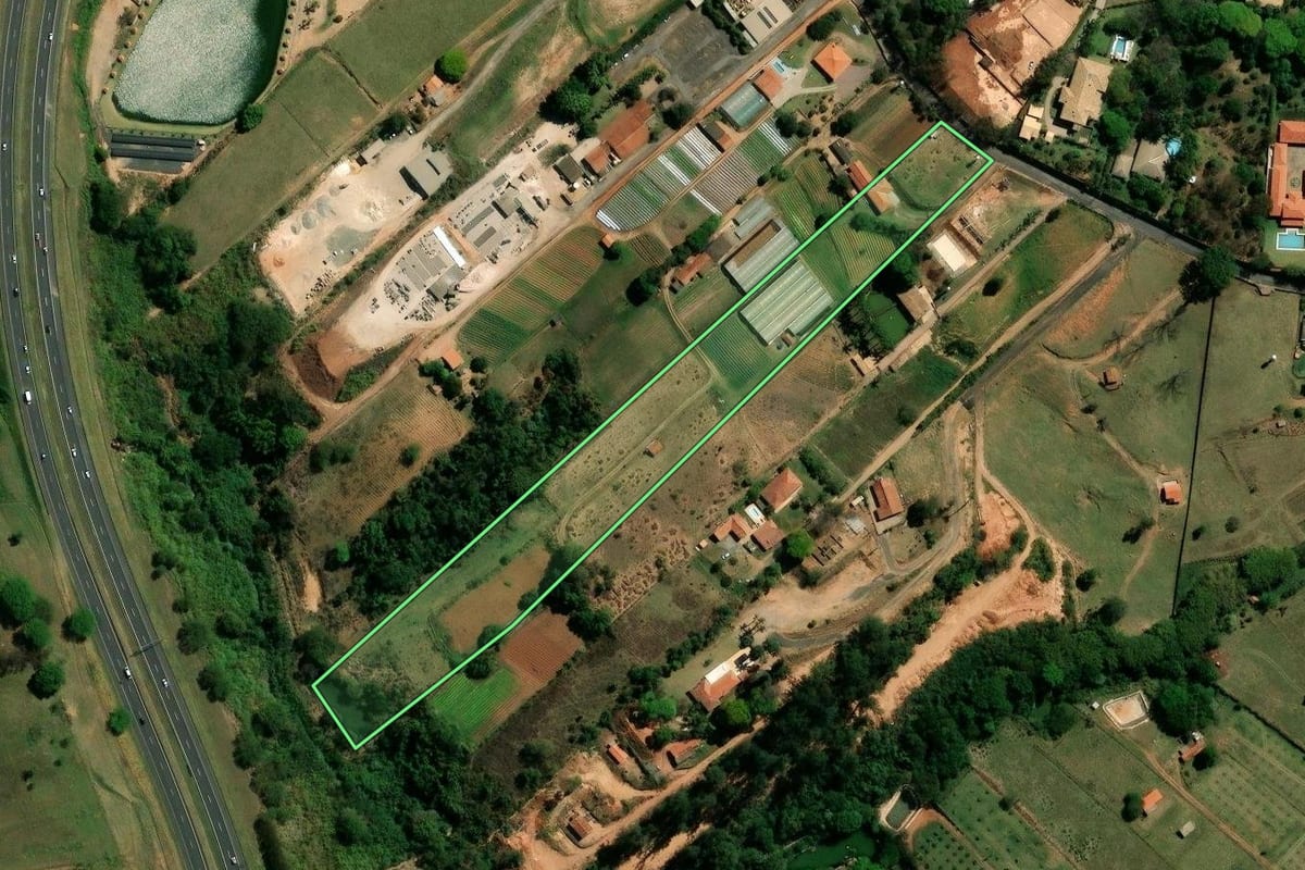 Imagem de satélite do imóvel rural em Campinas (SP), com o contorno declarado no CAR desenhado por cima.