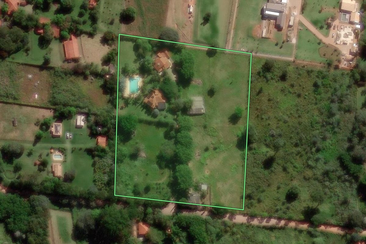 Imagem de satélite do imóvel rural em Campinas (SP), com o contorno declarado no CAR desenhado por cima.