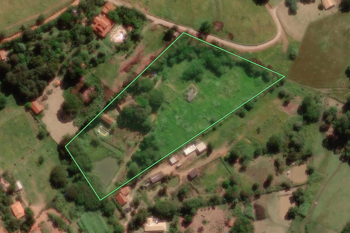 Imagem de satélite do imóvel rural em Campinas (SP), com o contorno declarado no CAR desenhado por cima.