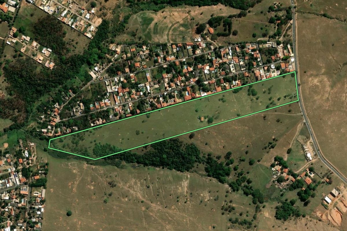 Imagem de satélite do imóvel rural em Campinas (SP), com o contorno declarado no CAR desenhado por cima.