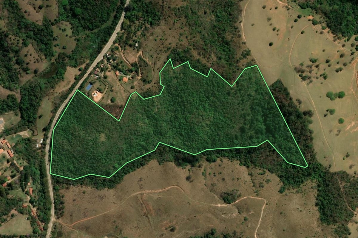 Imagem de satélite do imóvel rural em Campinas (SP), com o contorno declarado no CAR desenhado por cima.