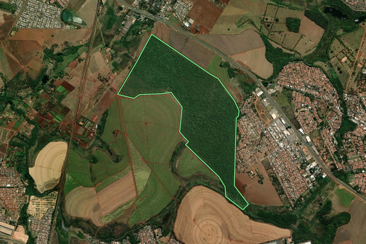 Imagem de satélite do imóvel rural em Campinas (SP), com o contorno declarado no CAR desenhado por cima.