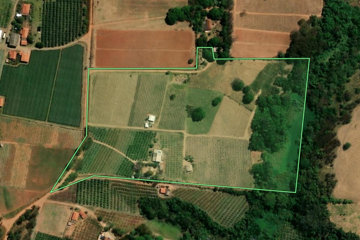 Imagem de satélite do imóvel rural em Campinas (SP), com o contorno declarado no CAR desenhado por cima.
