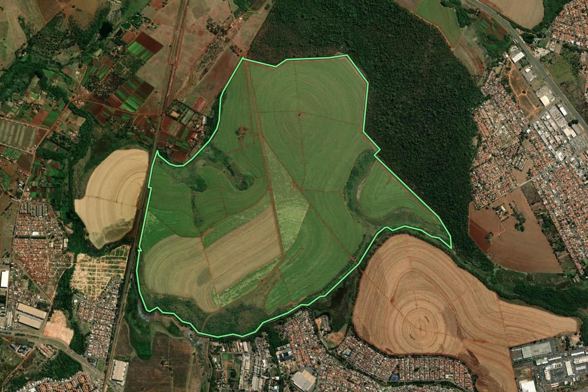 Imagem de satélite do imóvel rural em Campinas (SP), com o contorno declarado no CAR desenhado por cima.