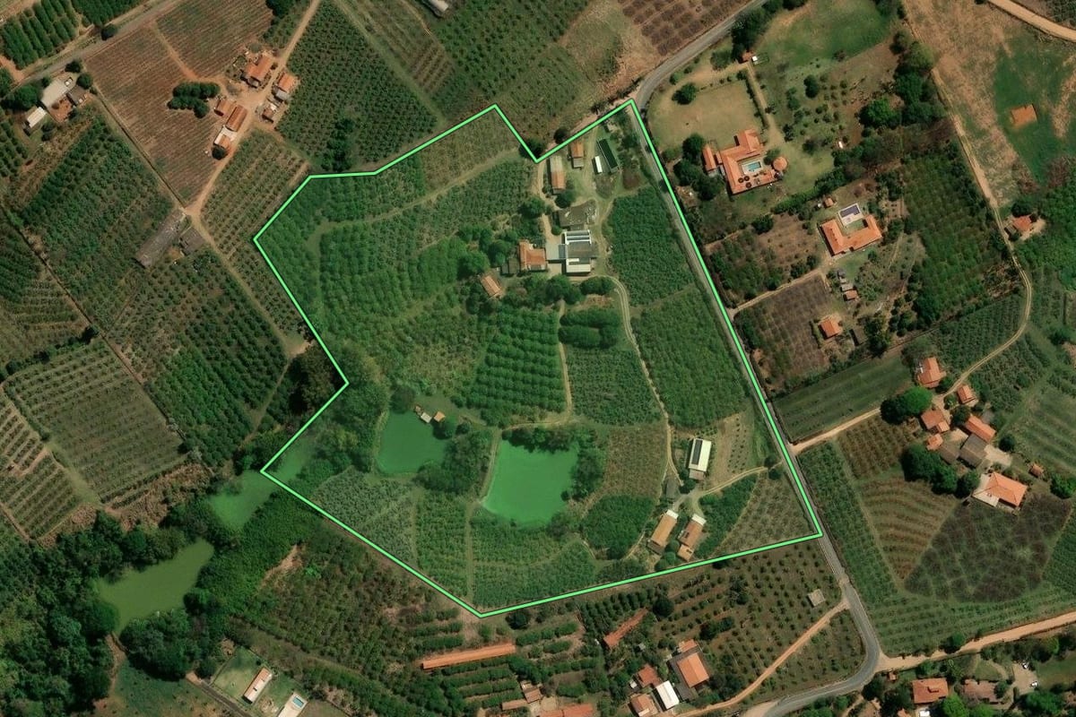 Imagem de satélite do imóvel rural em Campinas (SP), com o contorno declarado no CAR desenhado por cima.