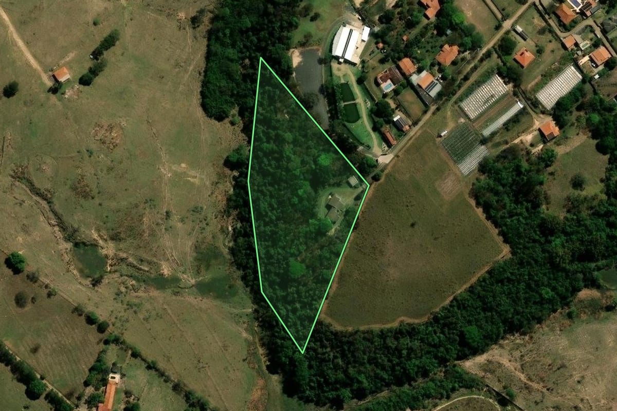 Imagem de satélite do imóvel rural em Campinas (SP), com o contorno declarado no CAR desenhado por cima.