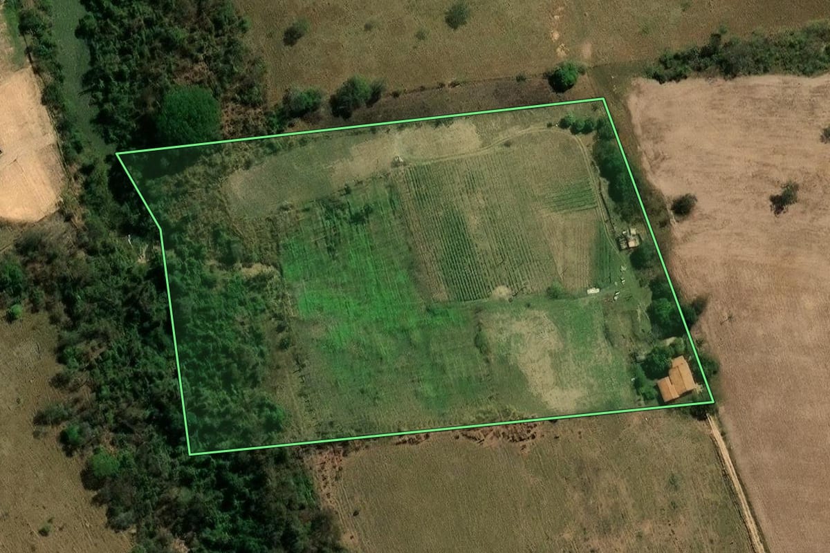 Imagem de satélite do imóvel rural em Campinas (SP), com o contorno declarado no CAR desenhado por cima.