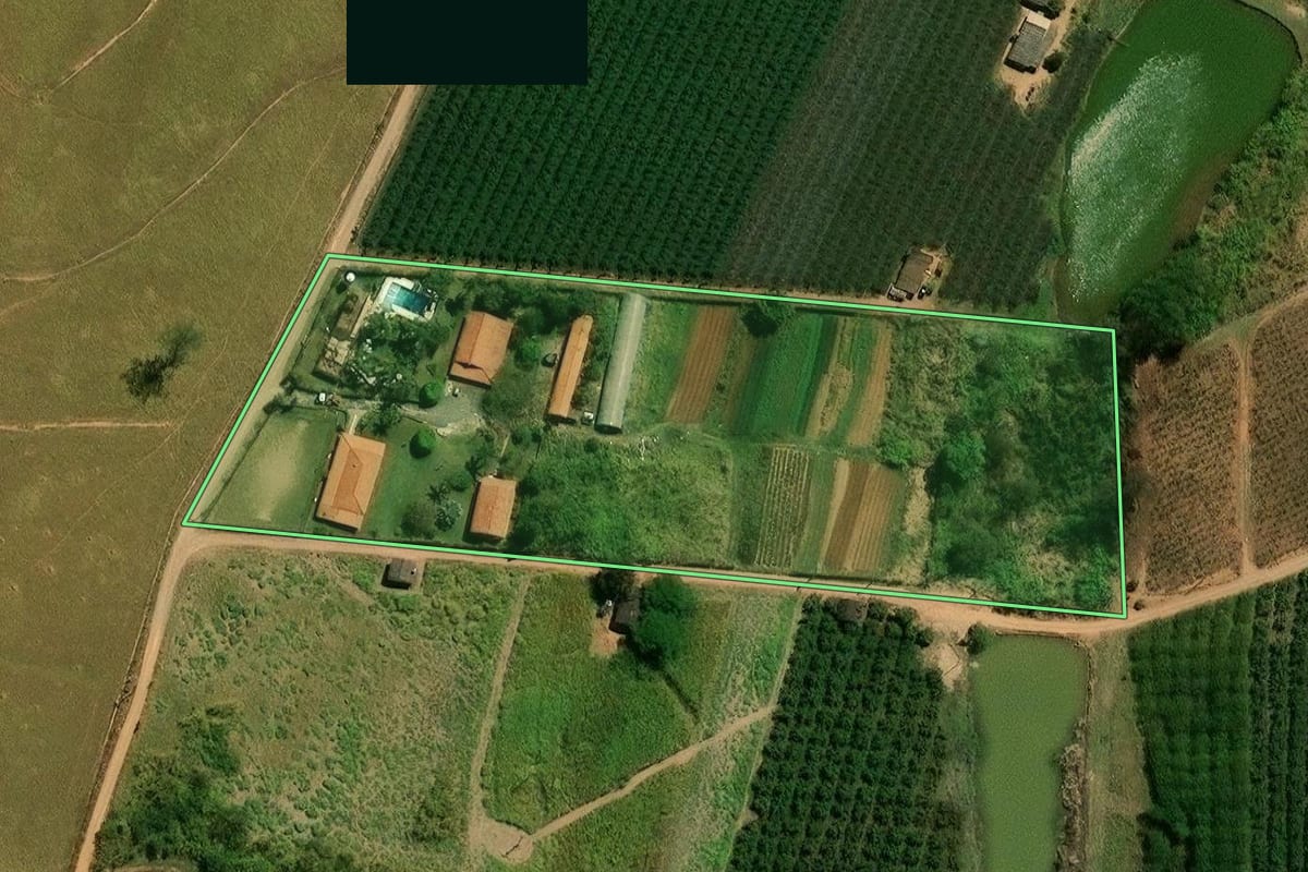 Imagem de satélite do imóvel rural em Campinas (SP), com o contorno declarado no CAR desenhado por cima.