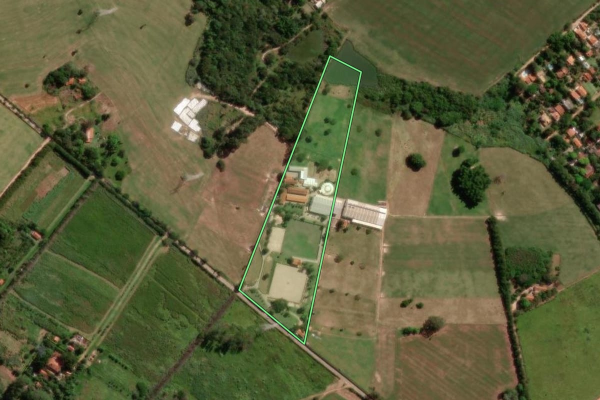 Imagem de satélite do imóvel rural em Campinas (SP), com o contorno declarado no CAR desenhado por cima.