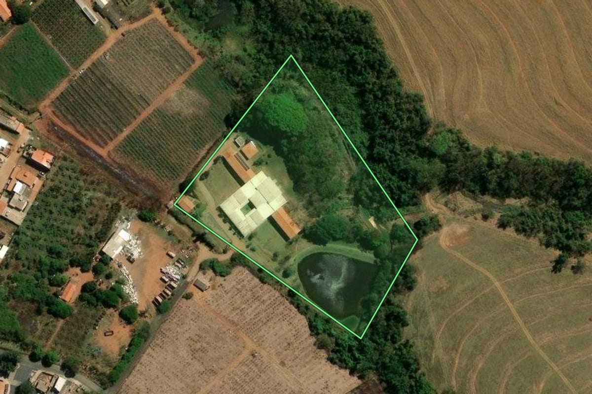 Imagem de satélite do imóvel rural em Campinas (SP), com o contorno declarado no CAR desenhado por cima.