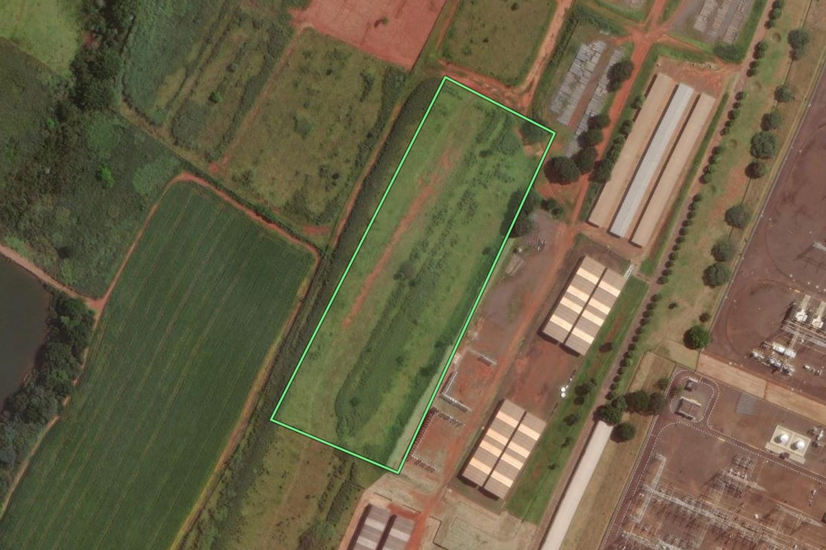 Imagem de satélite do imóvel rural em Campinas (SP), com o contorno declarado no CAR desenhado por cima.