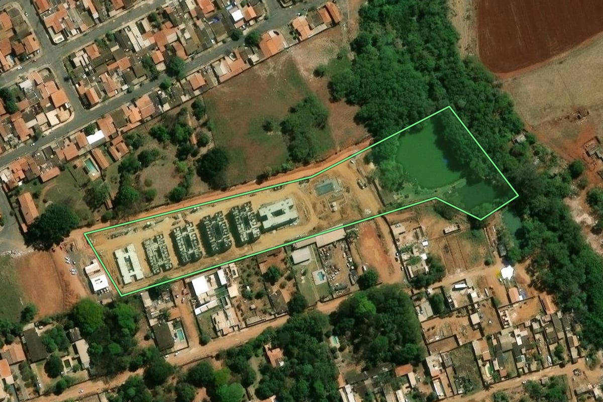 Imagem de satélite do imóvel rural em Sumaré (SP), com o contorno declarado no CAR desenhado por cima.