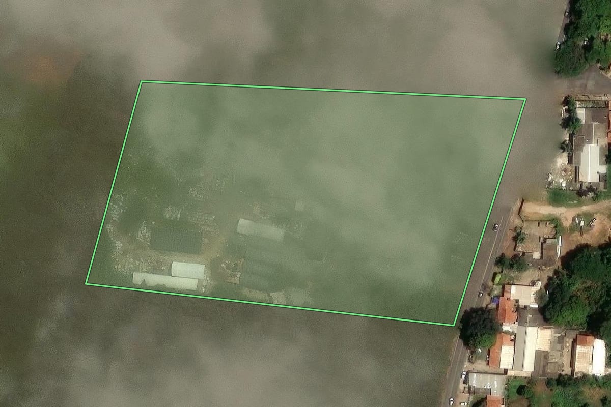 Imagem de satélite do imóvel rural em Campinas (SP), com o contorno declarado no CAR desenhado por cima.