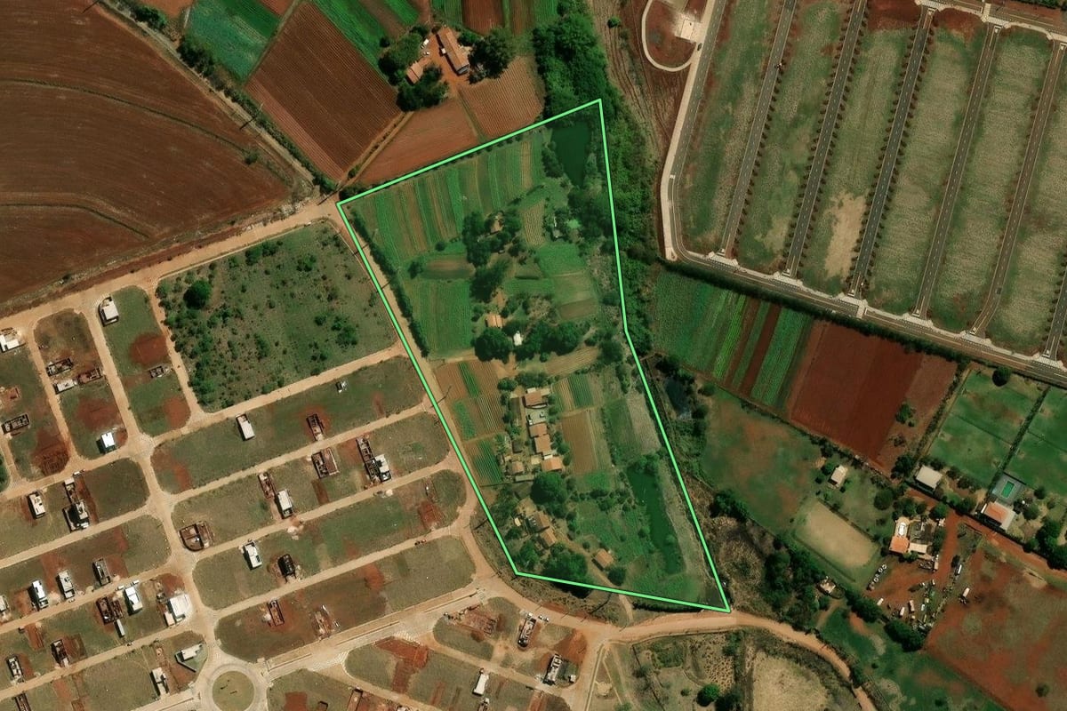 Imagem de satélite do imóvel rural em Campinas (SP), com o contorno declarado no CAR desenhado por cima.