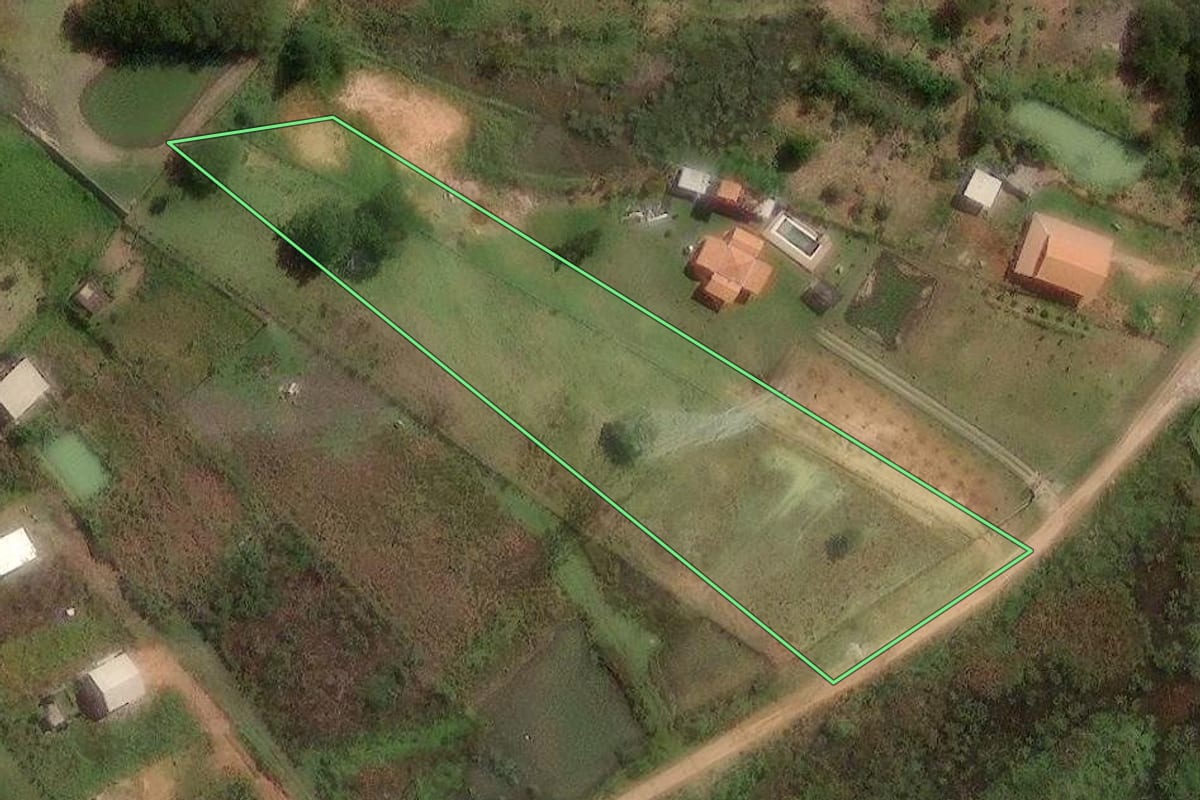 Imagem de satélite do imóvel rural em Campinas (SP), com o contorno declarado no CAR desenhado por cima.