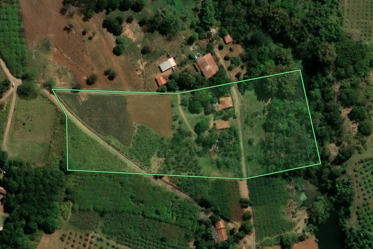 Imagem de satélite do imóvel rural em Campinas (SP), com o contorno declarado no CAR desenhado por cima.